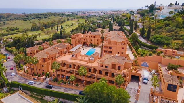 2 bedroom Apartment for sale in El Paraiso, Estepona - € 349,000 (Ref: 9380483)
