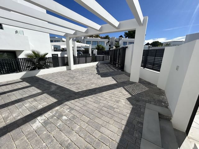 Chalet de 4 habitaciones en Río Real, Marbella en venta - 2.500.000 € (Ref: 9380515)