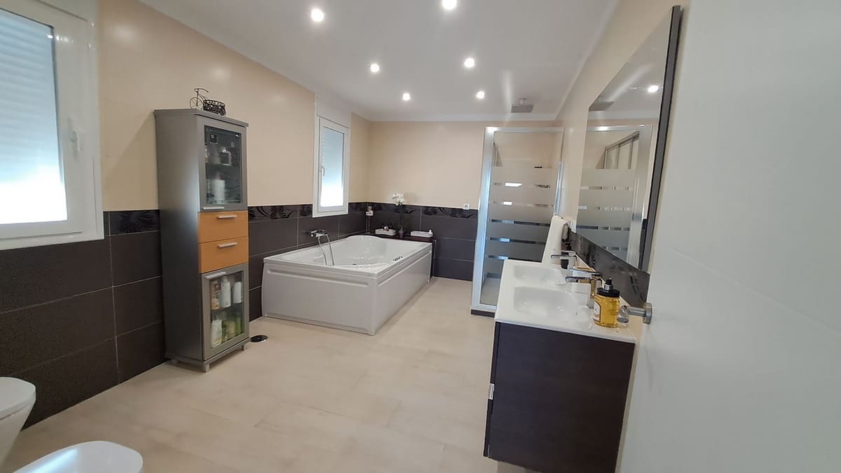 5 bedroom Villa for sale in Alhaurin el Grande - € 1,050,000 (Ref: 9380518)