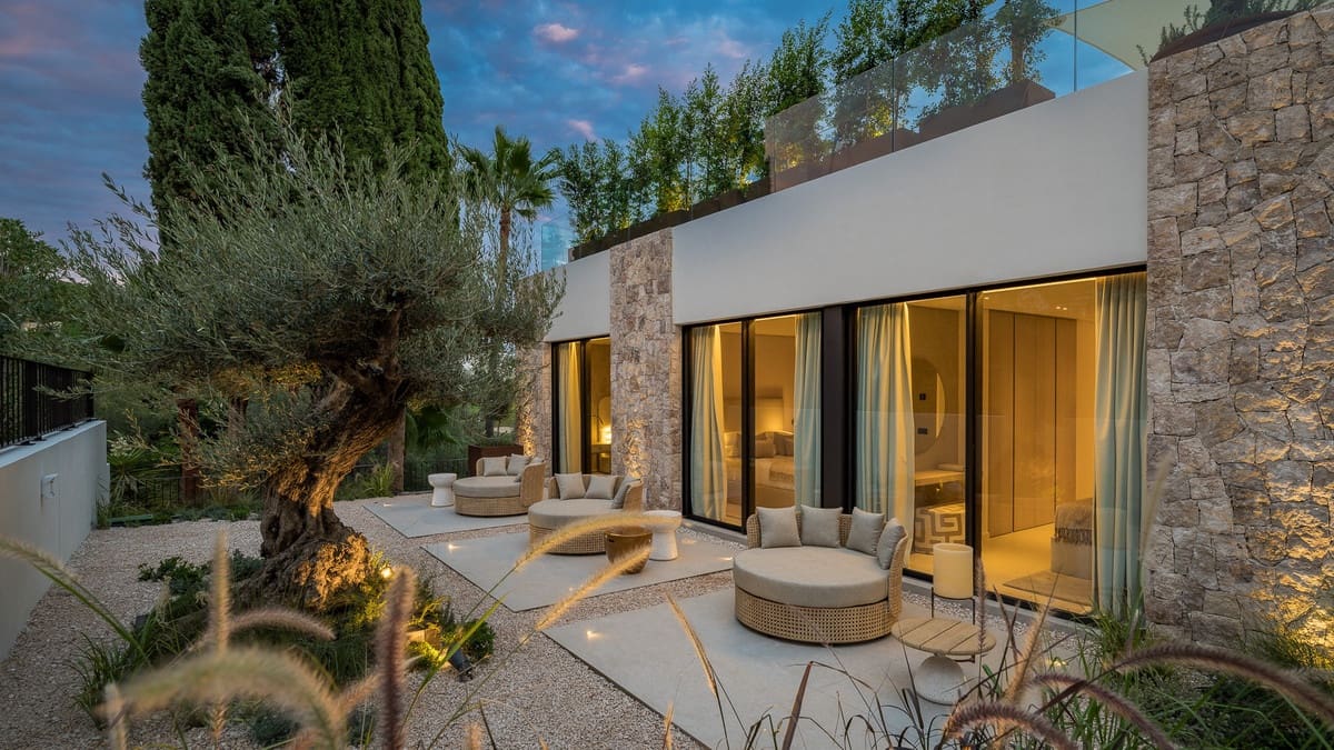 4 bedroom Villa for sale in Nueva Andalucia - € 5,975,000 (Ref: 9380563)