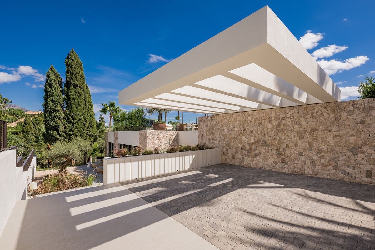 4 bedroom Villa for sale in Nueva Andalucia - € 5,975,000 (Ref: 9380563)