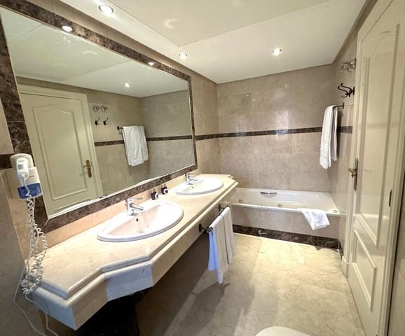 2 bedroom Apartment for sale in Puerto Banus, Marbella - € 1,010,000 (Ref: 9380569)