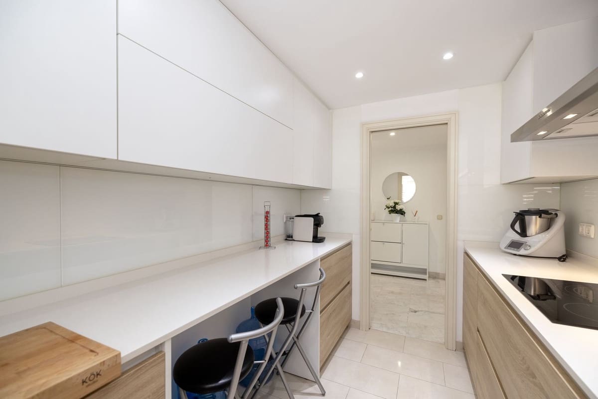 Apartamento de 3 habitaciones en Puerto Banus en venta - 995.000 € (Ref: 9380573)