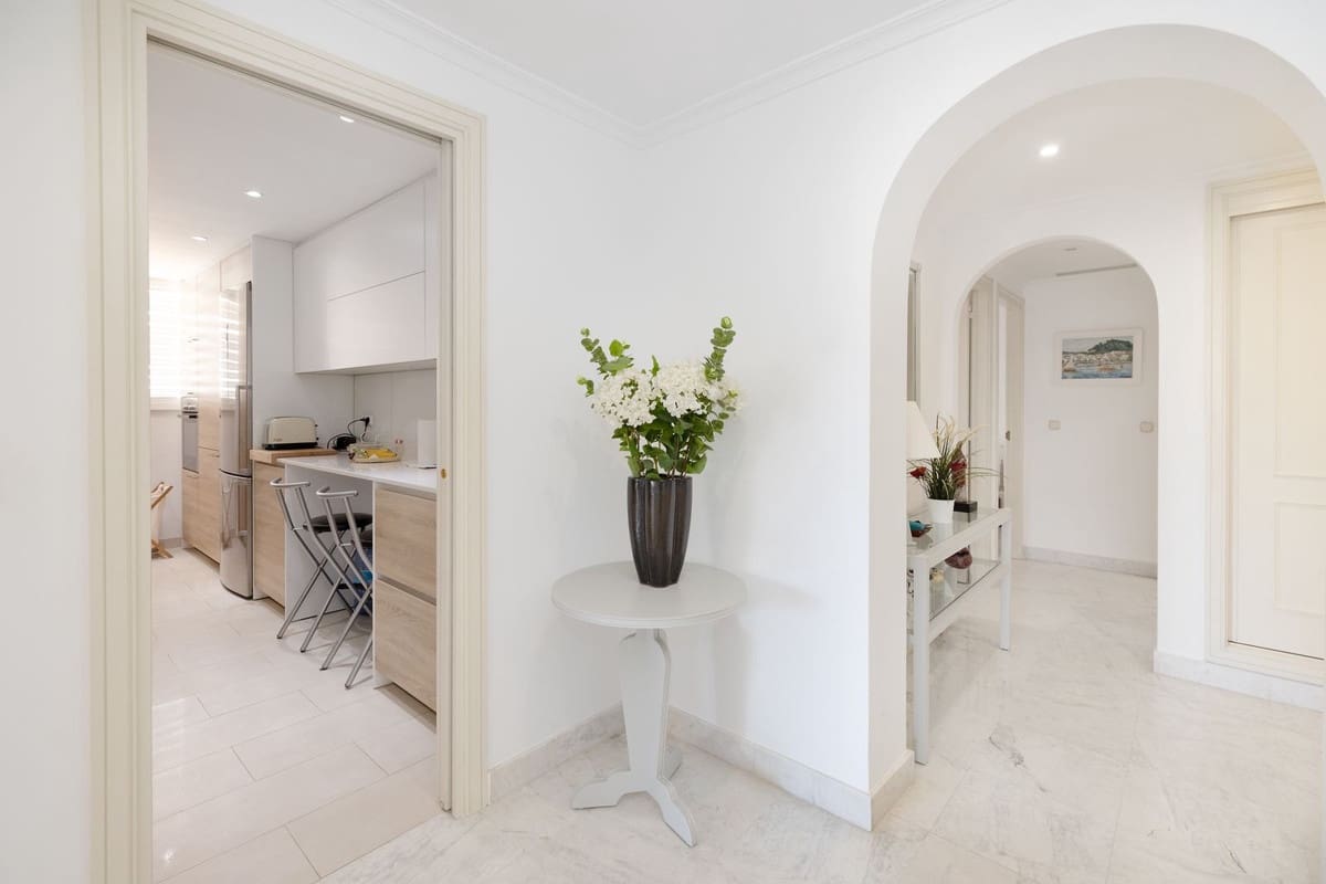 Apartamento de 3 habitaciones en Puerto Banus en venta - 995.000 € (Ref: 9380573)