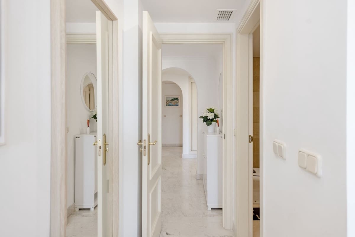 Apartamento de 3 habitaciones en Puerto Banus en venta - 995.000 € (Ref: 9380573)