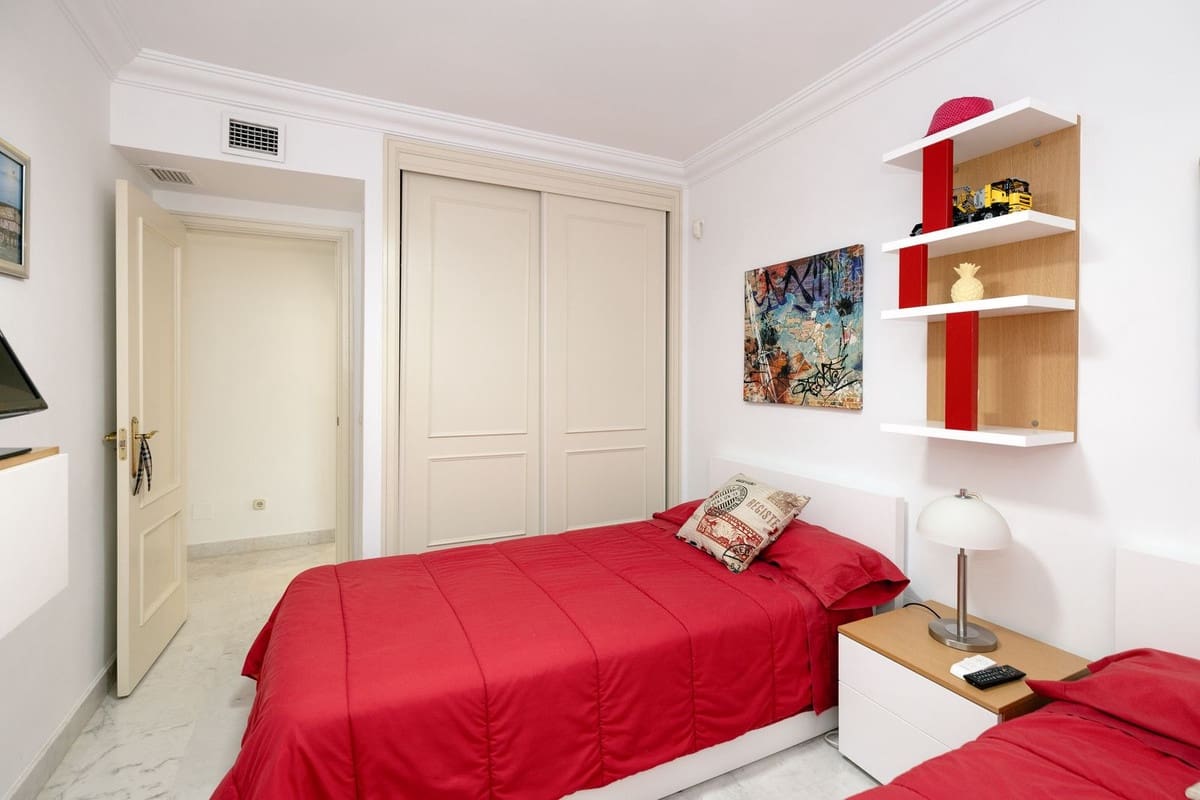 Apartamento de 3 habitaciones en Puerto Banus en venta - 995.000 € (Ref: 9380573)