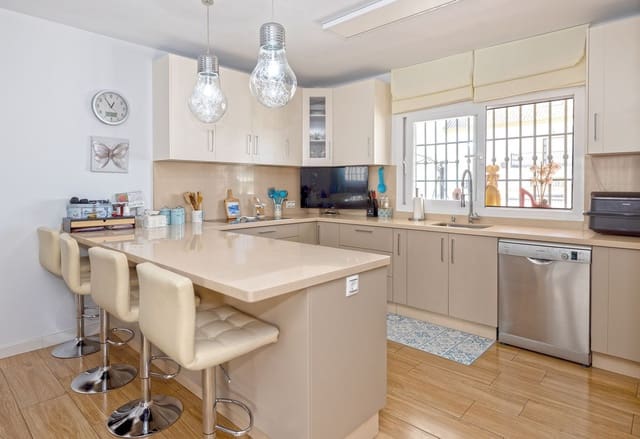 5 chambre Maison de Ville à vendre à San Pedro de Alcántara Pueblo, Marbella - 885 000 € (Ref: 9380574)