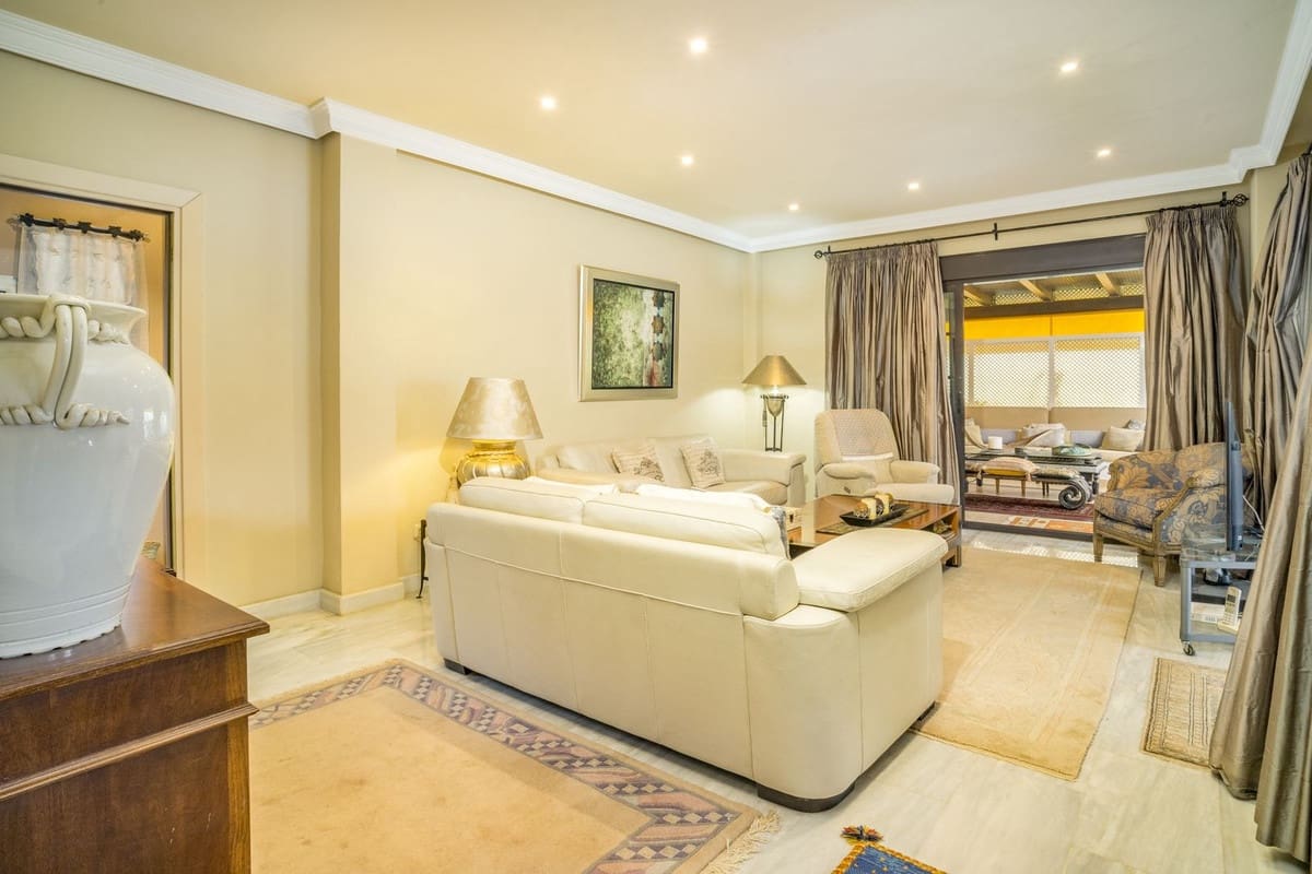 3 soveværelse Lejlighed til salg i Nueva Andalucia - € 775.000 (Ref: 9380575)