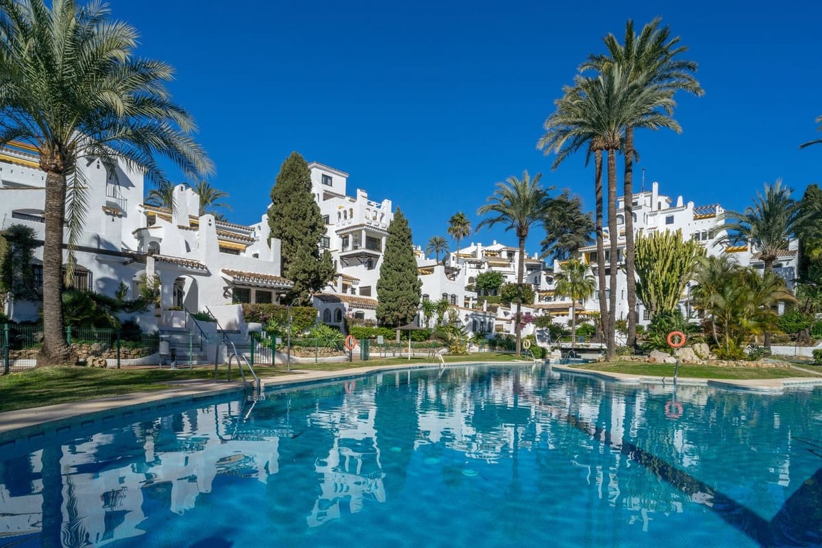3 soveværelse Lejlighed til salg i Nueva Andalucia - € 775.000 (Ref: 9380575)