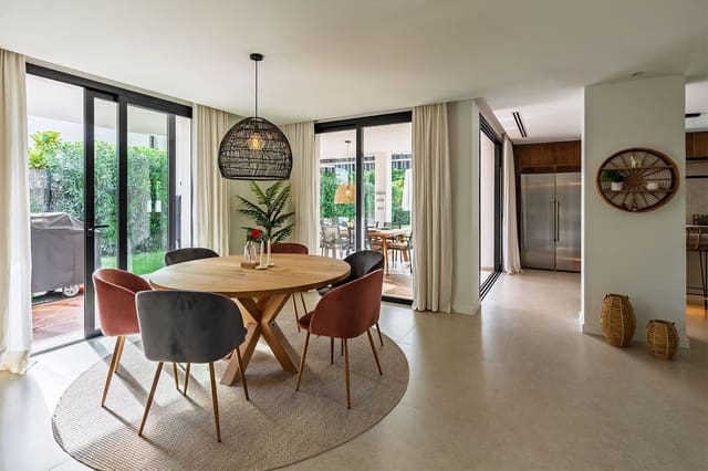 Chalet de 4 habitaciones en Puerto Banus, Marbella en venta - 2.650.000 € (Ref: 9380579)