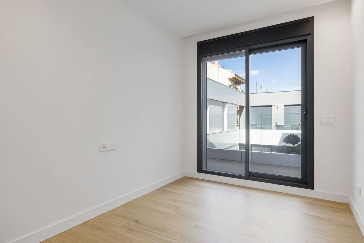 2 bedroom Apartment for sale in Fuengirola with garage - € 599,000 (Ref: 9380612)