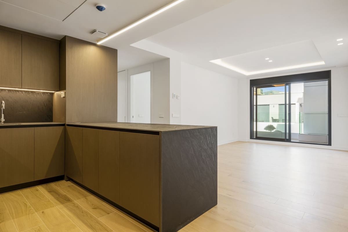 2 bedroom Apartment for sale in Fuengirola with garage - € 599,000 (Ref: 9380612)