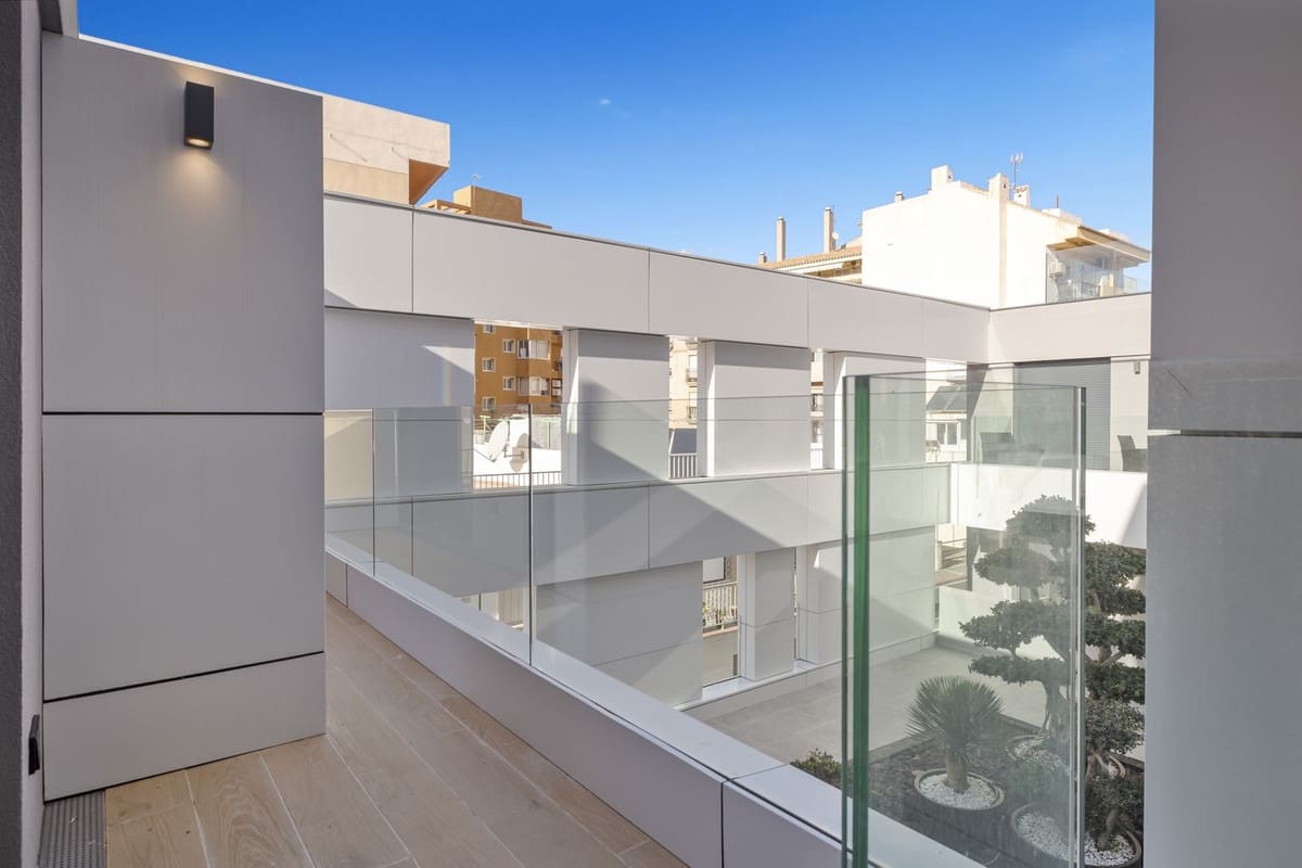 2 bedroom Apartment for sale in Fuengirola with garage - € 599,000 (Ref: 9380612)