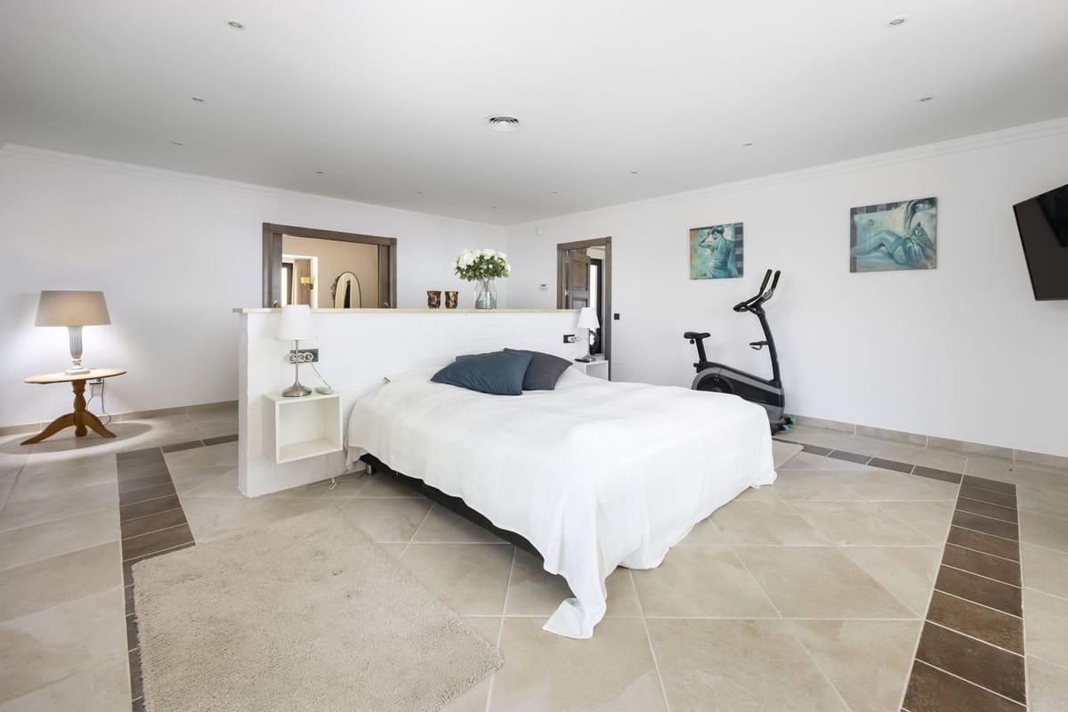 4 bedroom Villa for sale in Mijas - € 2,495,000 (Ref: 9380614)