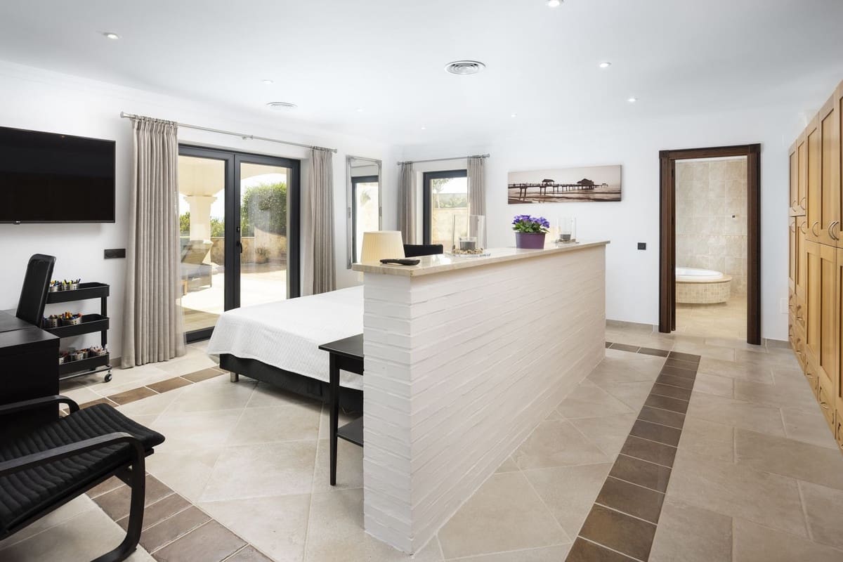 4 bedroom Villa for sale in Mijas - € 2,495,000 (Ref: 9380614)