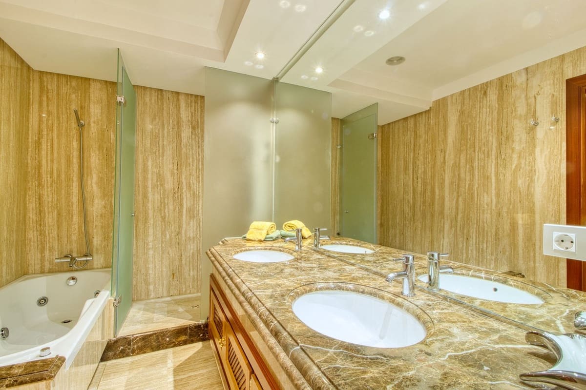 2 sovrum Lägenhet till salu i Estepona - 850 000 € (Ref: 9380619)