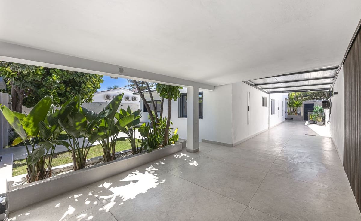 3 quarto Moradia para venda em Estepona com piscina - 1 800 000 € (Ref: 9380630)