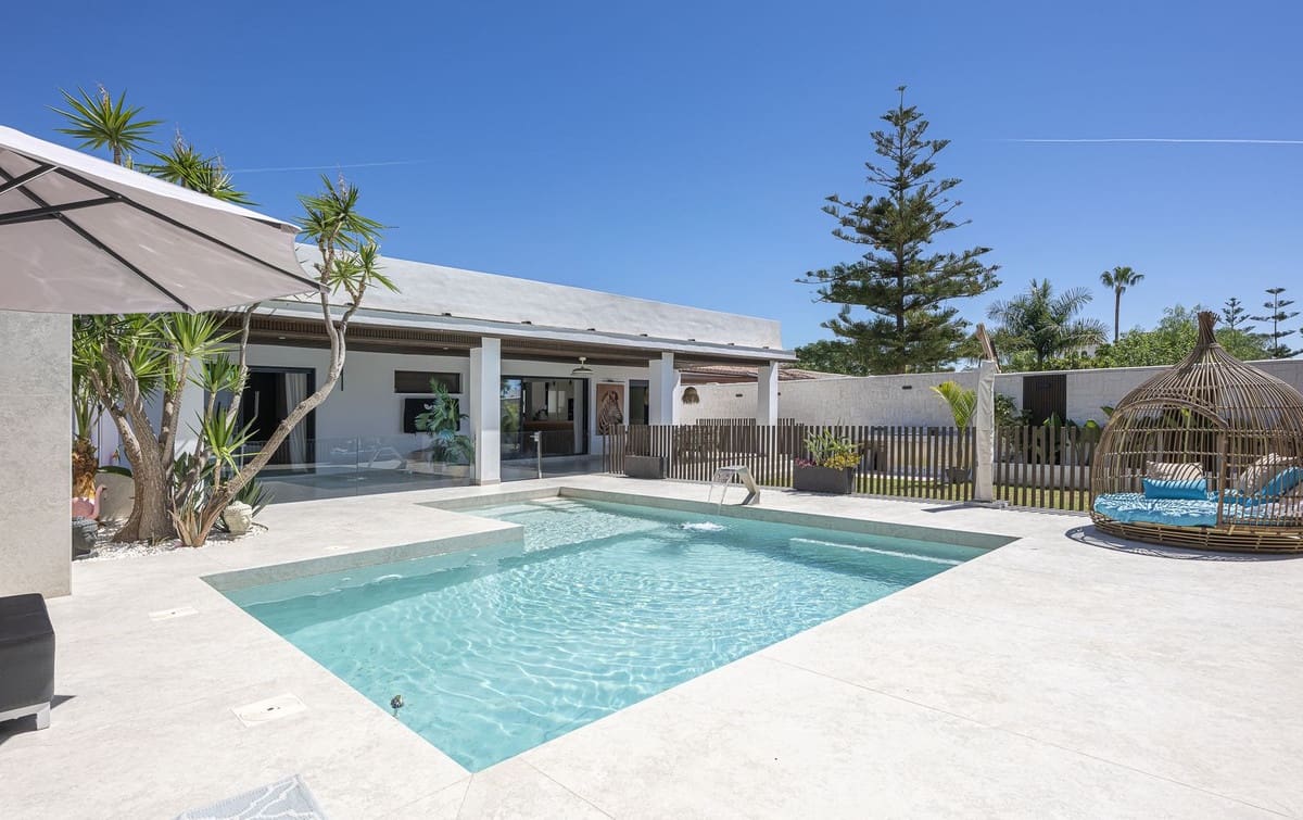 3 quarto Moradia para venda em Estepona com piscina - 1 800 000 € (Ref: 9380630)