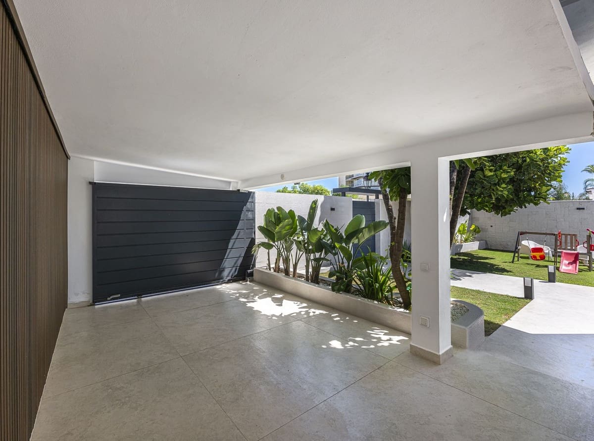 3 quarto Moradia para venda em Estepona com piscina - 1 800 000 € (Ref: 9380630)