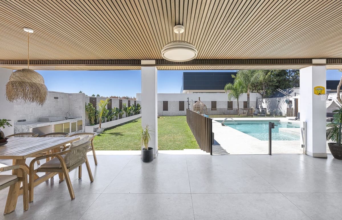 3 quarto Moradia para venda em Estepona com piscina - 1 800 000 € (Ref: 9380630)