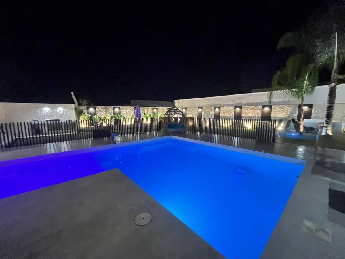 3 quarto Moradia para venda em Estepona com piscina - 1 800 000 € (Ref: 9380630)