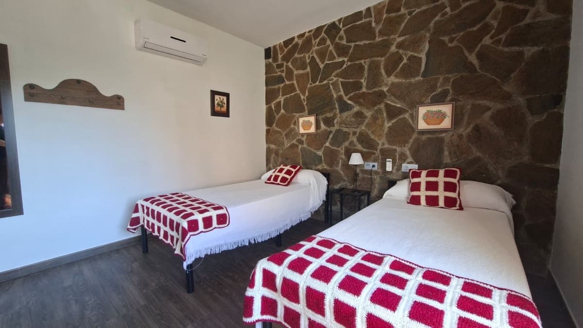 6 bedroom Villa for sale in Arriate with garage - € 360,000 (Ref: 9380631)