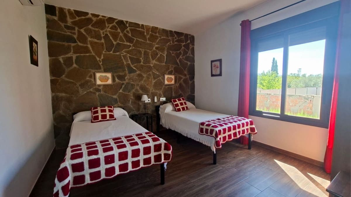 6 bedroom Villa for sale in Arriate with garage - € 360,000 (Ref: 9380631)