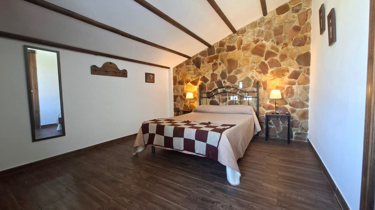 6 bedroom Villa for sale in Arriate with garage - € 360,000 (Ref: 9380631)