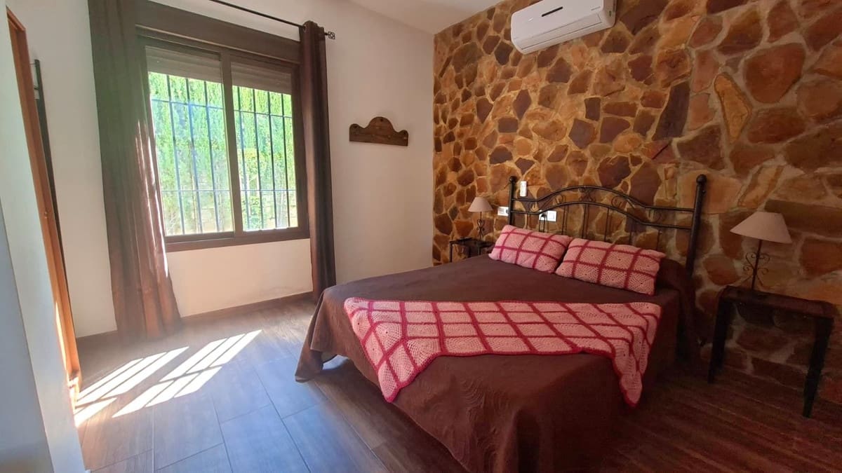 6 bedroom Villa for sale in Arriate with garage - € 360,000 (Ref: 9380631)