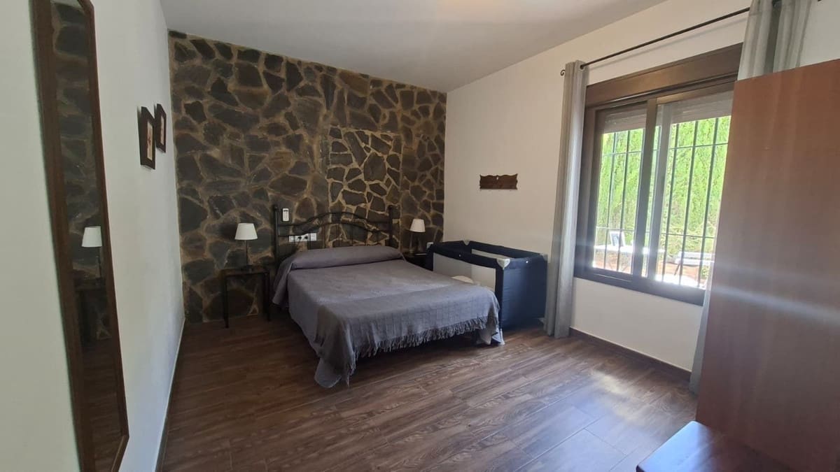 6 bedroom Villa for sale in Arriate with garage - € 360,000 (Ref: 9380631)