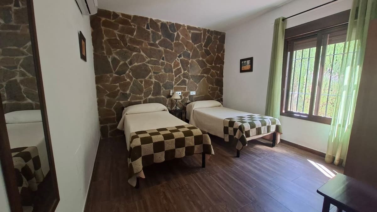 6 bedroom Villa for sale in Arriate with garage - € 360,000 (Ref: 9380631)