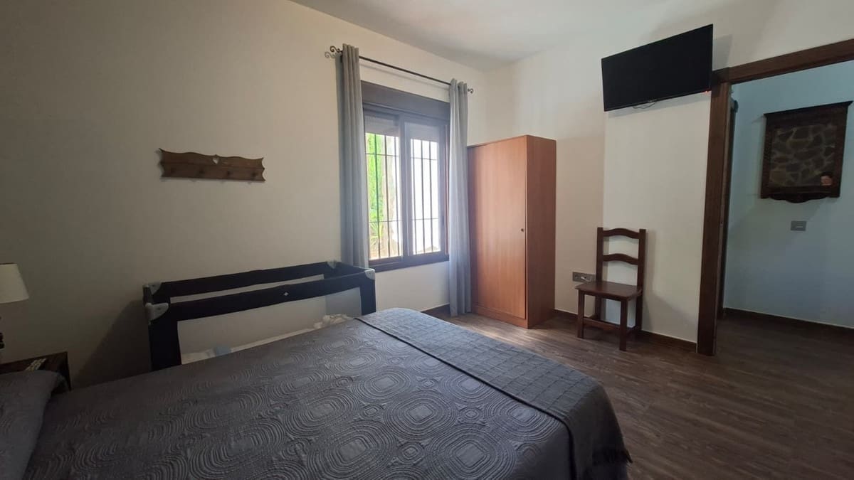 6 bedroom Villa for sale in Arriate with garage - € 360,000 (Ref: 9380631)