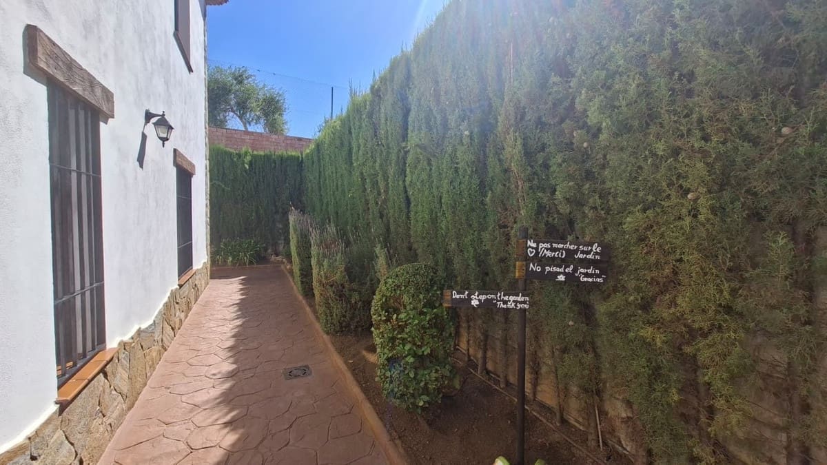 6 bedroom Villa for sale in Arriate with garage - € 360,000 (Ref: 9380631)
