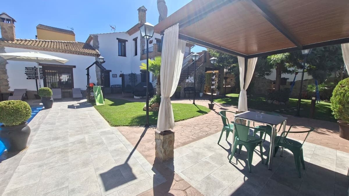 6 bedroom Villa for sale in Arriate with garage - € 360,000 (Ref: 9380631)