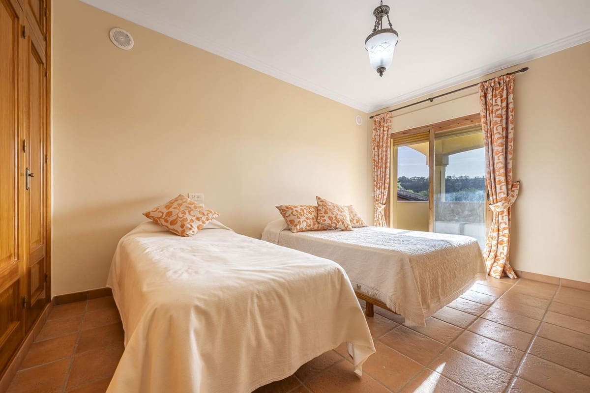 5 bedroom Villa for sale in La Quinta - € 1,980,000 (Ref: 9380634)