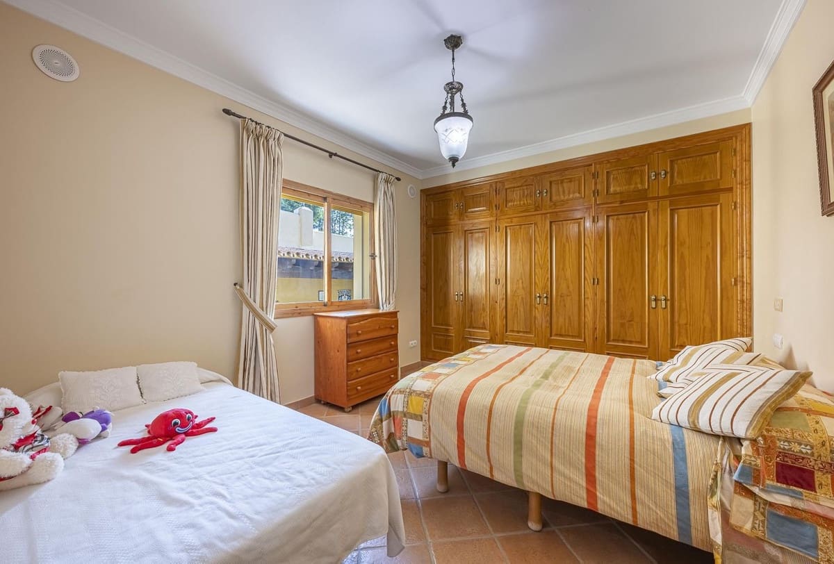 5 bedroom Villa for sale in La Quinta - € 1,980,000 (Ref: 9380634)