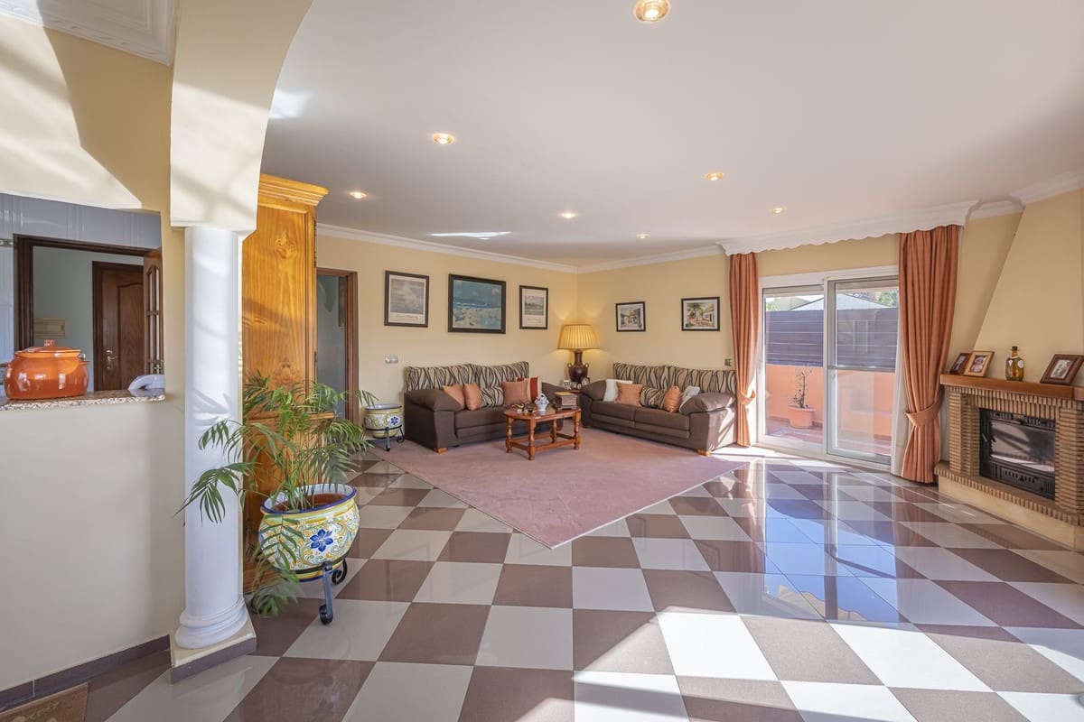 4 soveværelse Villa til salg i San Pedro de Alcantara - € 637.000 (Ref: 9380638)