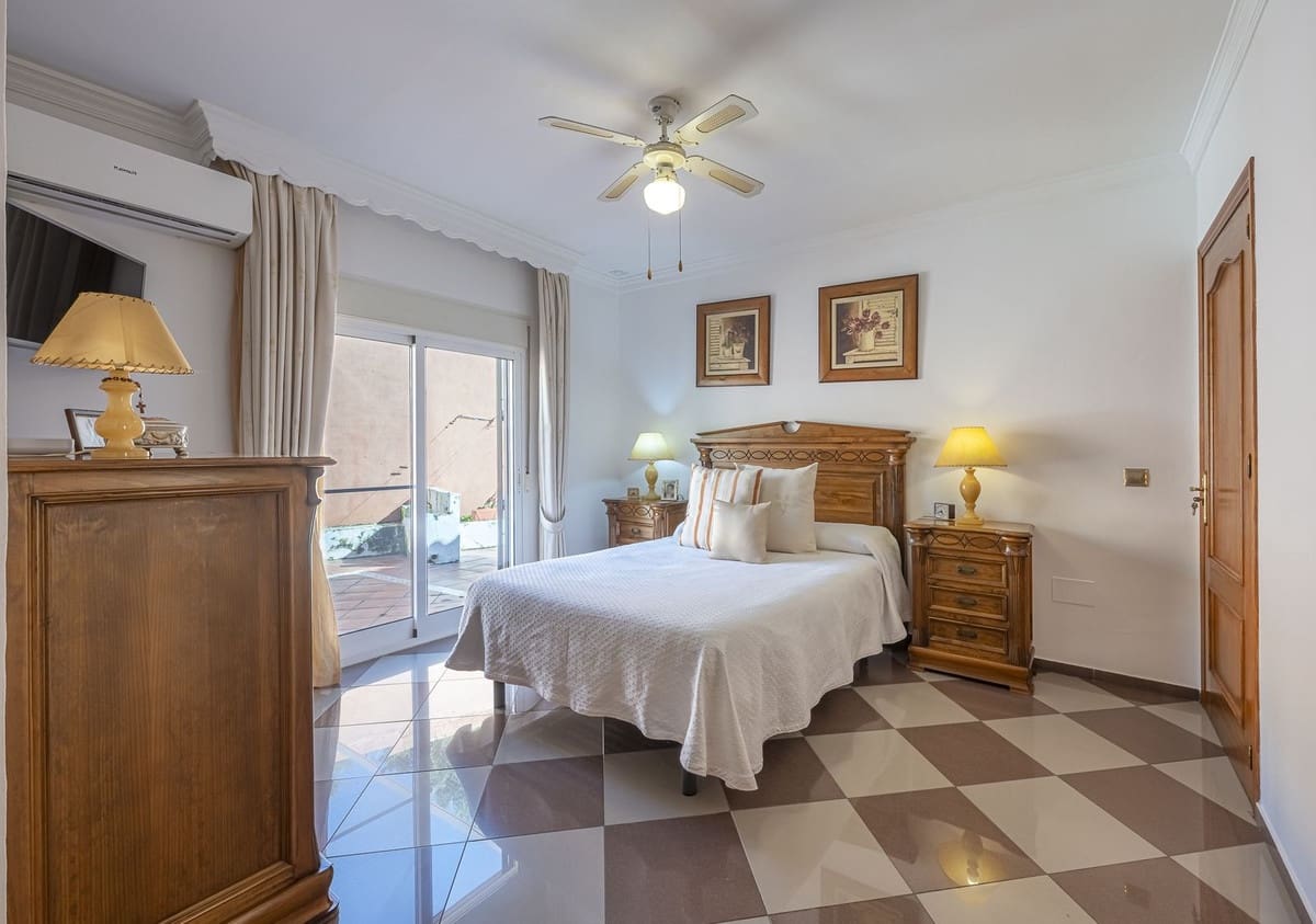 4 soveværelse Villa til salg i San Pedro de Alcantara - € 637.000 (Ref: 9380638)