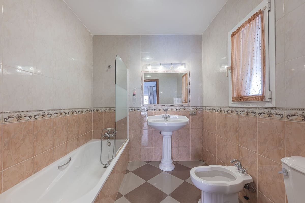 4 bedroom Villa for sale in La Quinta - € 637,000 (Ref: 9380638)