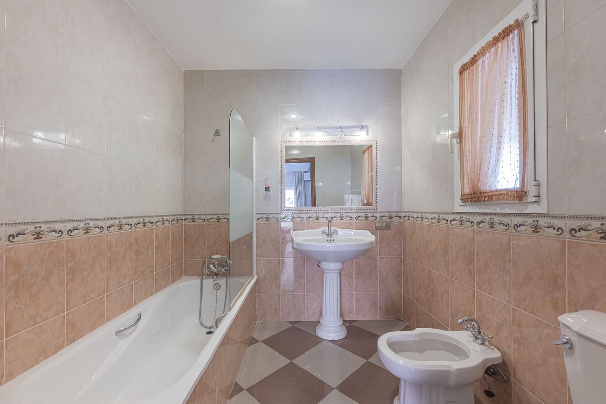 4 slaapkamer Villa te koop in La Quinta met garage - € 620.000 (Ref: 9380638)