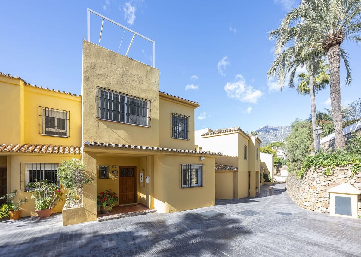 3 bedroom Finca/Country House for sale in Marbella - € 670,000 (Ref: 9380640)