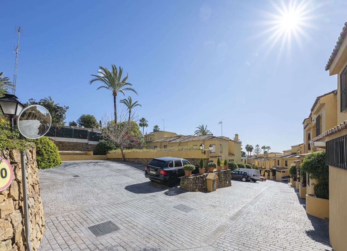 3 bedroom Finca/Country House for sale in Marbella - € 670,000 (Ref: 9380640)
