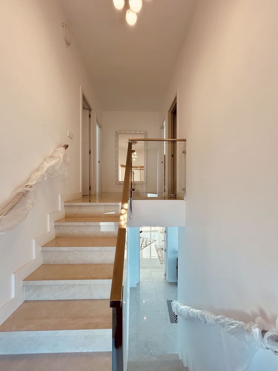 4 sypialnia Willa na sprzedaż w La Duquesa / Puerto de la Duquesa - 1 100 000 € (Ref: 9380665)