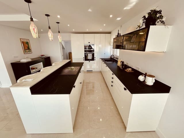 4 sypialnia Willa na sprzedaż w La Duquesa / Puerto de la Duquesa, Manilva - 1 100 000 € (Ref: 9380665)