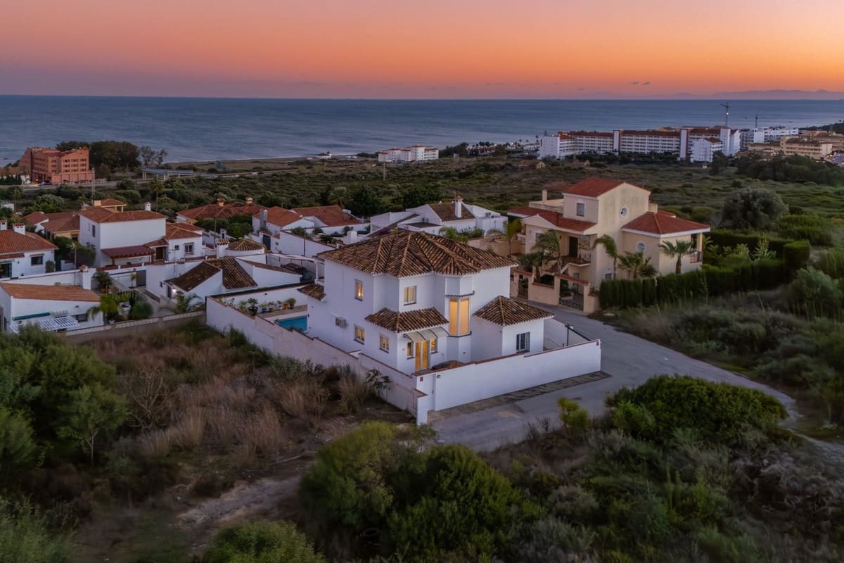 4 sypialnia Willa na sprzedaż w La Duquesa / Puerto de la Duquesa - 1 100 000 € (Ref: 9380665)