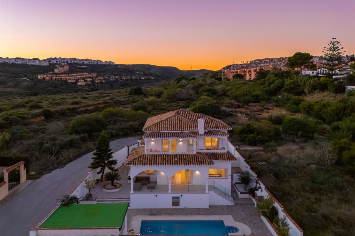 4 sypialnia Willa na sprzedaż w La Duquesa / Puerto de la Duquesa - 1 100 000 € (Ref: 9380665)