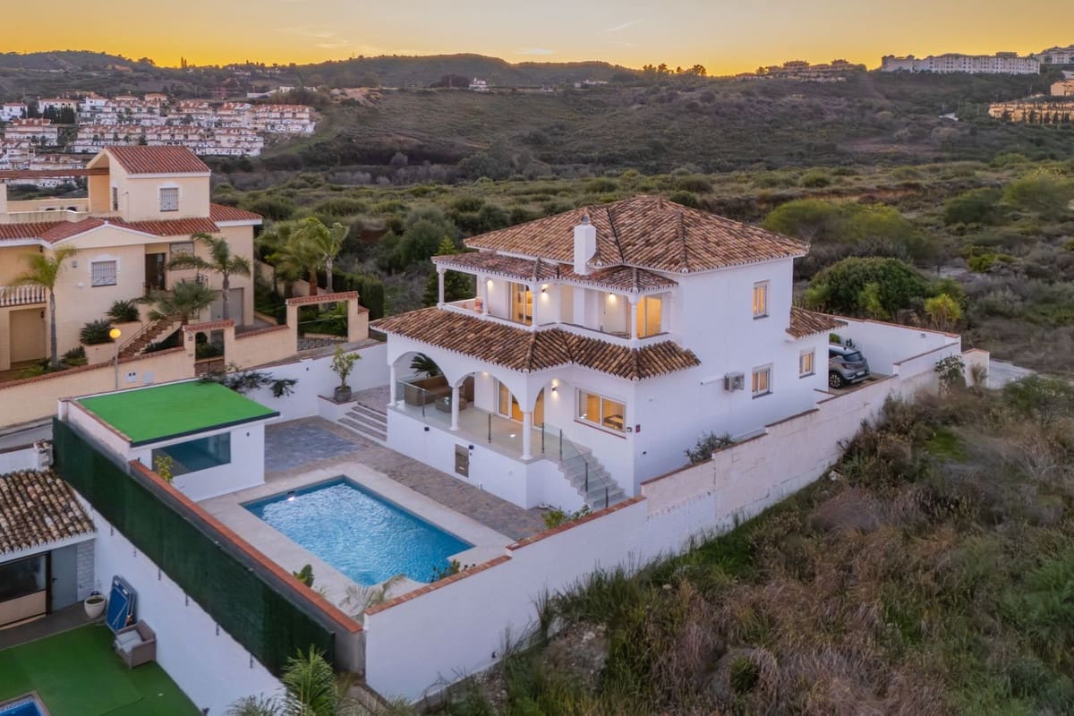 4 sypialnia Willa na sprzedaż w La Duquesa / Puerto de la Duquesa - 1 100 000 € (Ref: 9380665)