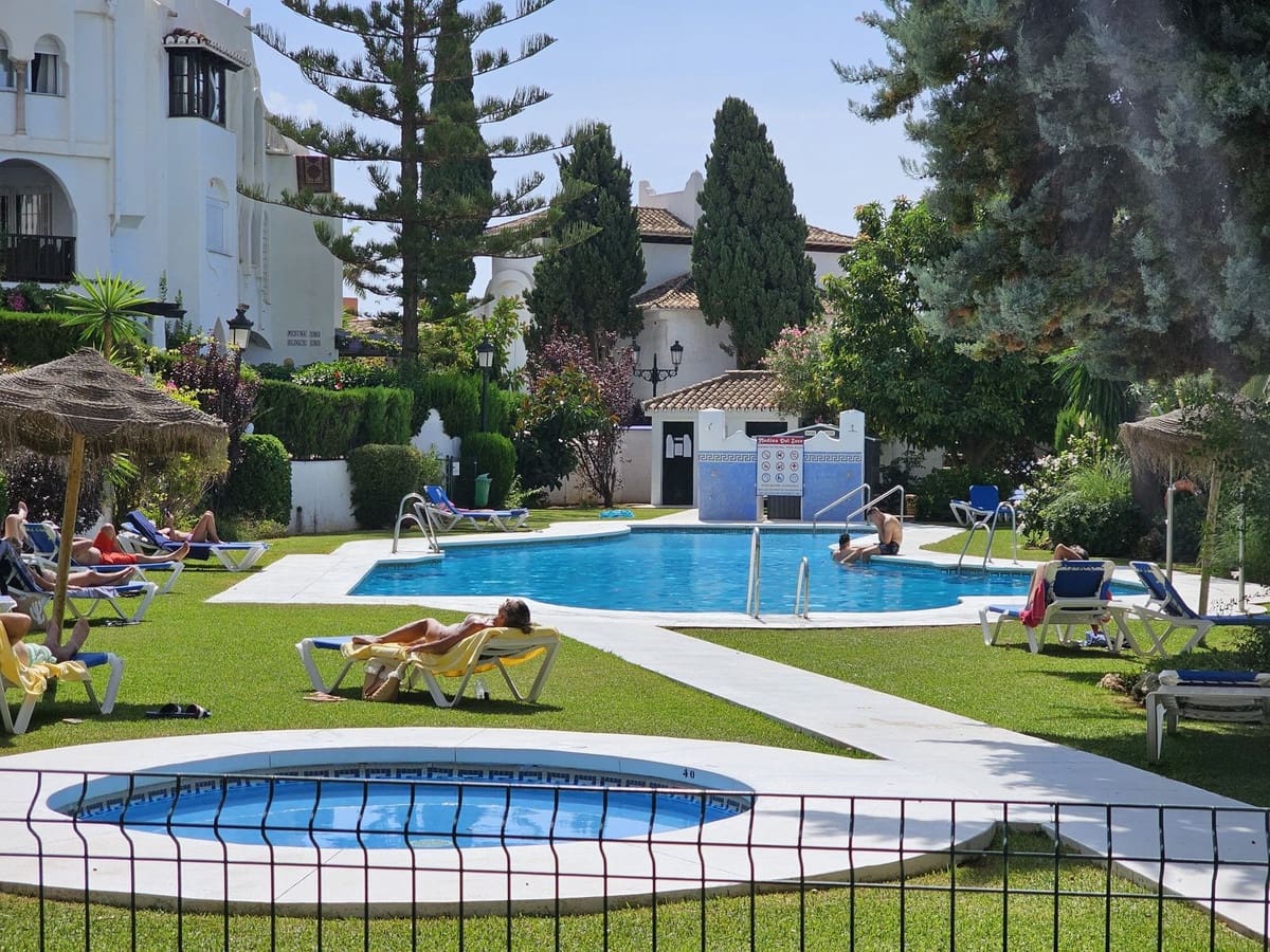 Apartamento de 2 habitaciones en Calahonda en venta - 351.500 € (Ref: 9380671)