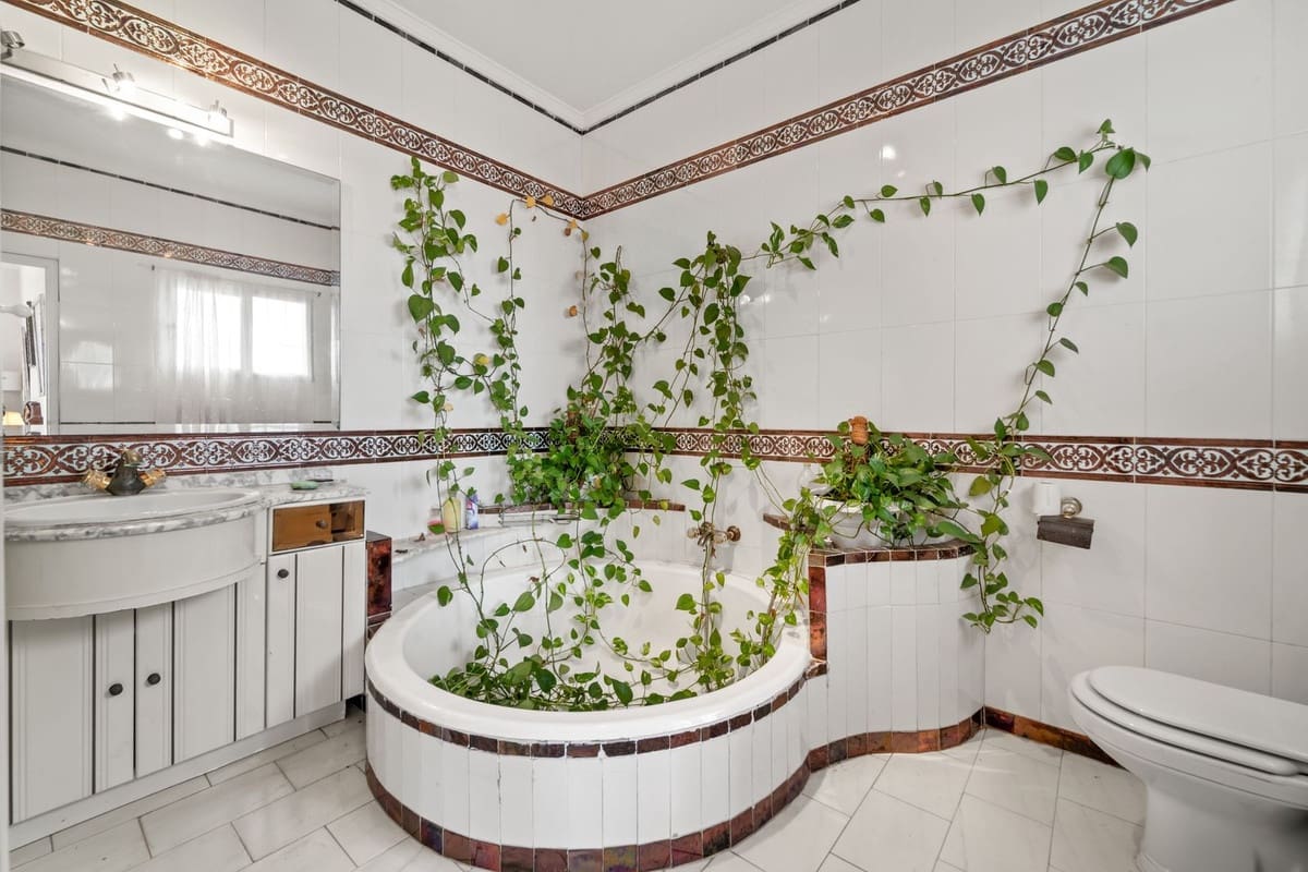 4 bedroom Villa for sale in Benalmadena - € 1,095,000 (Ref: 9380692)