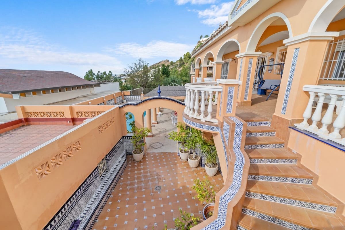 4 bedroom Villa for sale in Benalmadena - € 1,095,000 (Ref: 9380692)